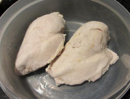 calorie content of boiled chicken breasts