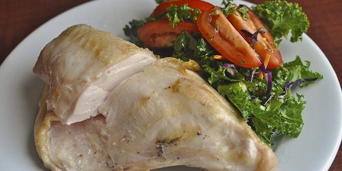 Отварная куриная грудка с салатом на тарелке