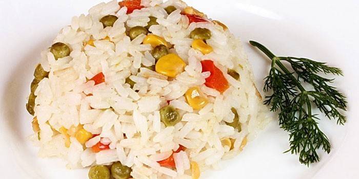 Отварной рис с овощами и горохом