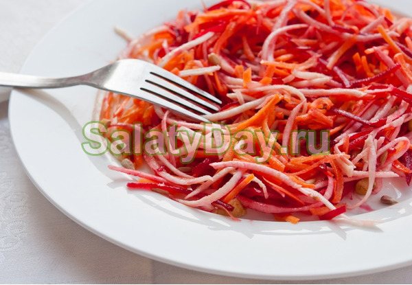 Салат со свеклой и свежей морковью
