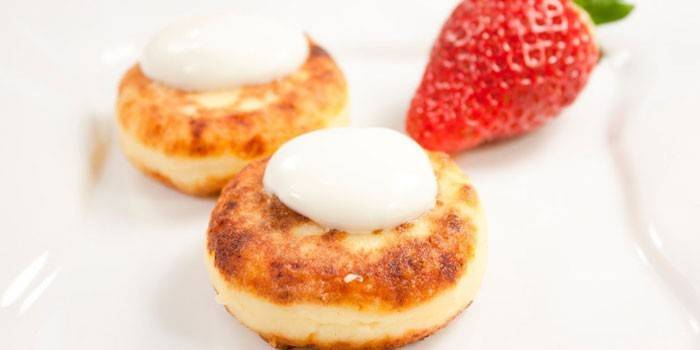Cheesecakes with sour cream and strawberries